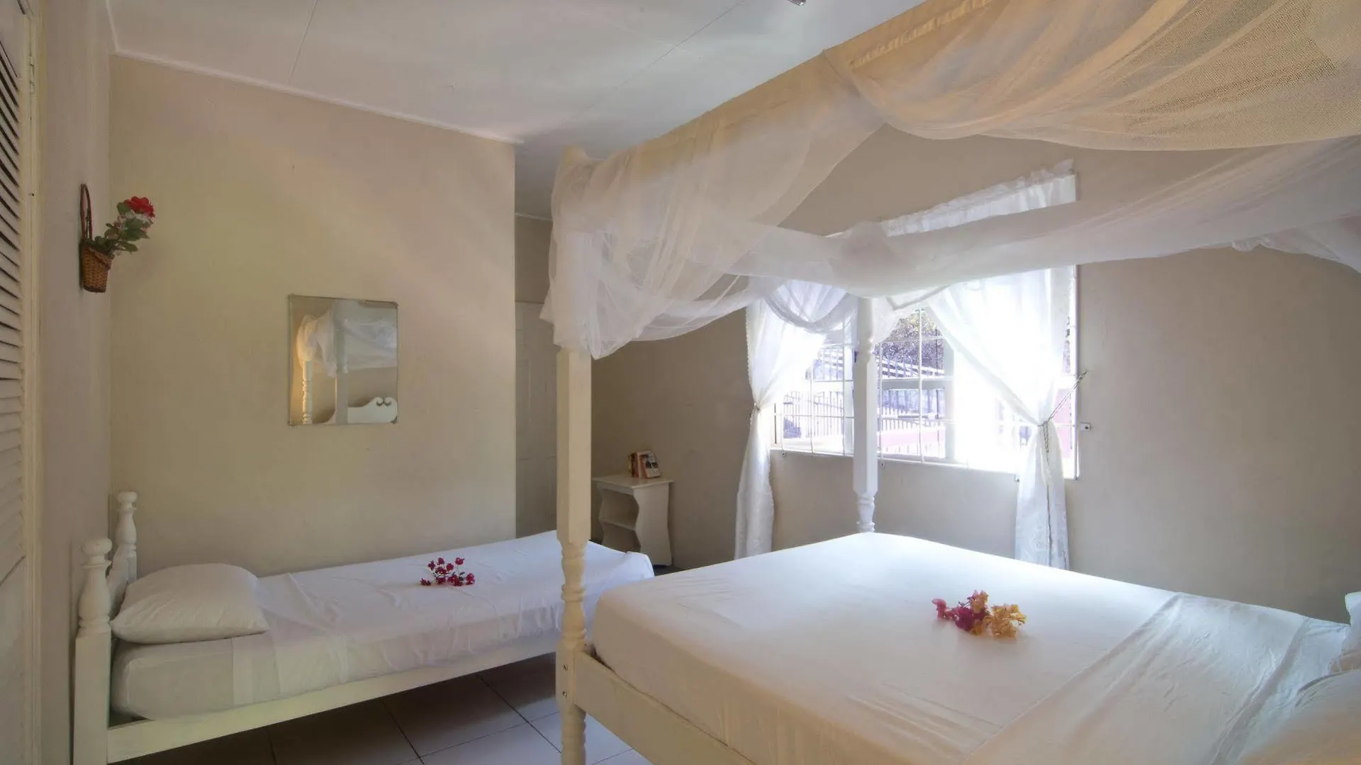 Keegans Beachside Hotel Bequia Island